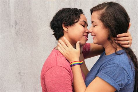 Mujeres Lesbianas Sonrientes A Punto De Besarse En La Ciudad Imagen De