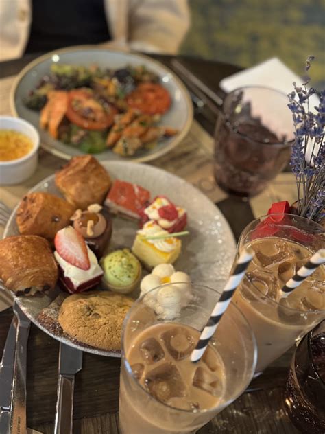 Why are Londoners flocking to the OXBO Sunday Roast brunch at Hilton
