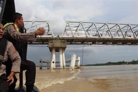 Ditabrak Kapal Tongkang Batu Bara Tiang Jembatan Sungai Batanghari