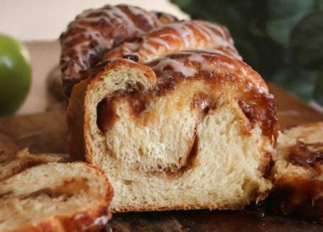 Give Traditional Babka Bread a Fall Twist With Apple & Cinnamon