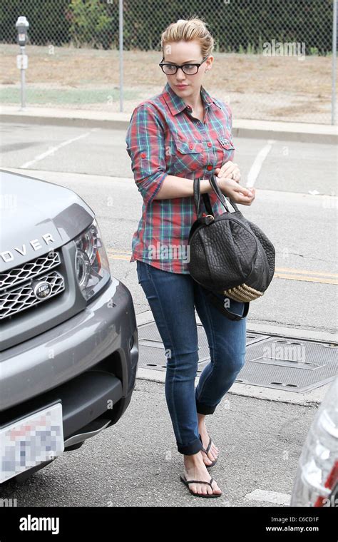 Hilary Duff Parks Her Mercedes Benz G Class Suv And Puts Money Into A