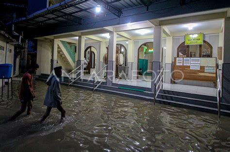 Shalat Tarawih Pertama Di Tengah Banjir Luapan Bengawan Solo Antara Foto