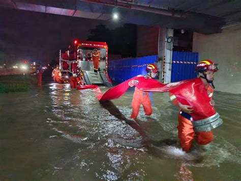 广西玉林突发暴雨致内涝 消防部门紧急救援被困人员央广网