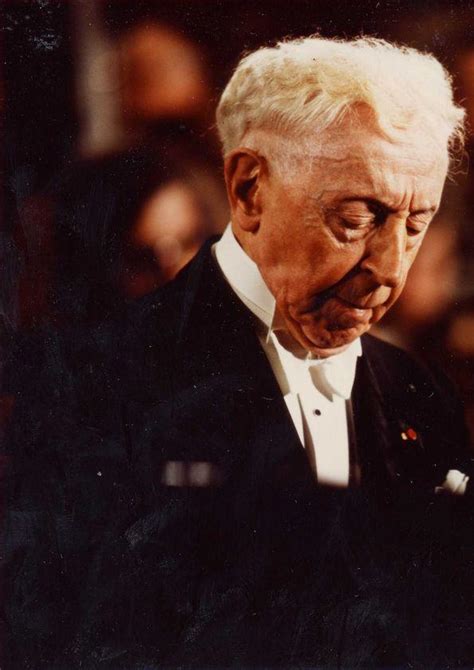 Plano Medio De Arthur Rubinstein Medio Perfil Derecho Mirando Hacia