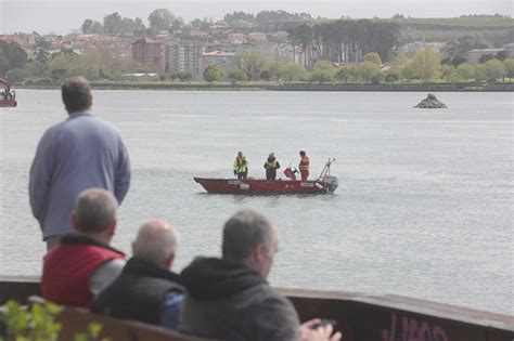 Comienzan Los Ensayos Para La Siembra En La Ría De O Burgo Que Rechazan Los Mariscadores La