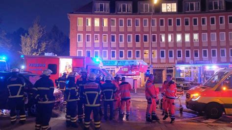 Feuerwehr Rettet Menschen Aus Brennendem Wohnhaus