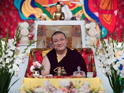 Karmapa donne des enseignements sur le Dharma confère une initiation