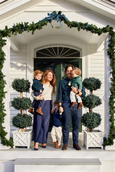 VINEYARD VINES OUTFITS FOR HOLIDAY FAMILY PHOTOS | Design Darling