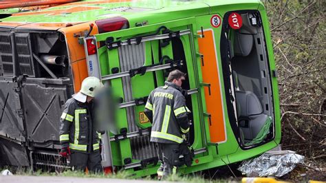 Nach Busunglück auf A9 Vierte Tote identifiziert Antenne Sachsen