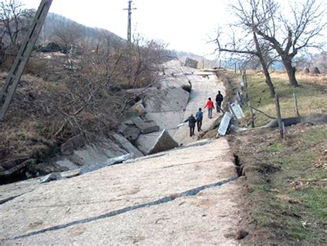 Alunec Ri De Teren N Prahova Din Cauza Precipita Iilor Ziarul Incomod