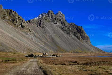 Aussicht Von Ein Wikinger Dorf Im Stokksnes Unter Vestrahorn Berg