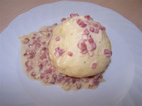 Gefüllte Knödel mit Sauerkraut und Speckrahmsoße Rezept mit Bild