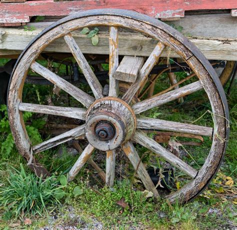 Roda De Madeira Velha Em Uma Rampa De Carro Imagem De Stock Imagem De