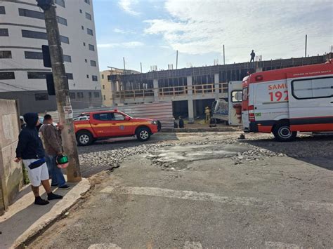 Caminhão desgovernado invade construção e deixa um morto e um ferido