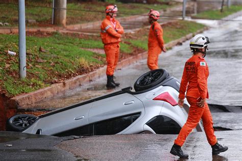 Vídeo asfalto cede e carro cai em cratera durante chuva na Asa Norte