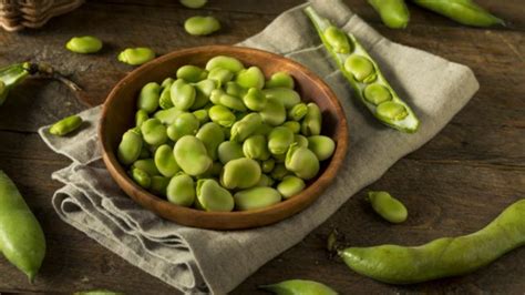 Receta de ensalada tibia de habas guisantes y champiñones