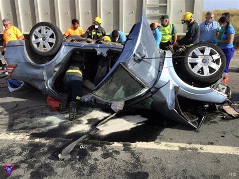 En la UCI el conductor y una ocupante del coche que chocó con un camión