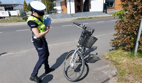 Wypadek w Wieruszowie Potrącona 73 letnia rowerzystka trafiła do