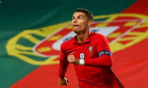 Cristiano Ronaldo Crea Polémica Al Sustituir Botellas De Coca Cola Por