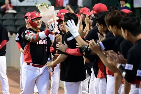 스포키 1500타점 기념구 우여곡절 끝 최형우 품으로공 건넨 팬 사인볼배트유니폼 받는다