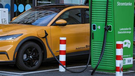 Elektroauto an Ladesäule laden Es geht auch ohne Ladekarte