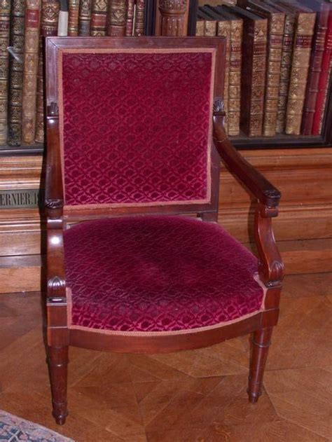 Fauteuil Recouvert De Velours Rouge Fauteuil