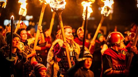 Edinburgh's Hogmanay: Torchlight Procession | EdinburghGuide.com