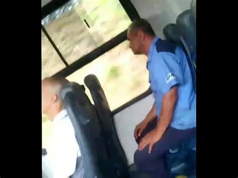 Pauzudo batendo punheta no ônibus XVIDEOS
