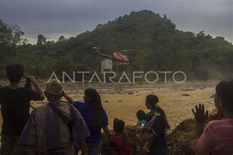 Distribusi Logistik Bantuan Banjir Melalui Jalur Udara Antara Foto