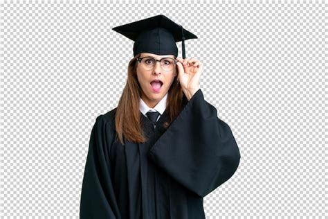 Mujer Graduada Universitaria De Mediana Edad Sobre Fondo Aislado Con