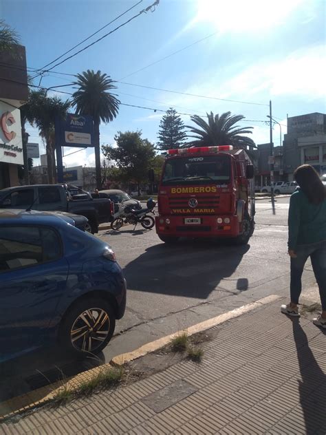 Principio de incendio en un automóvil en zona céntrica grupo radial