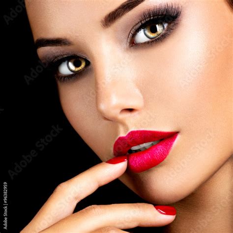 Red Lipstick Makeup Brown Eyes Saubhaya Makeup