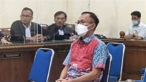 Sidang Kasus Suap Rektor Unila Andi Desfiandi Dihukum Satu Tahun Empat