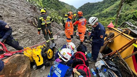 Al Menos 34 Muertos Y Nueve Heridos Por Un Derrumbe En Una Vía De