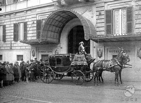 La Carrozza Dei Diplomatici Attende Davanti All Hotel Eden Sotto Lo