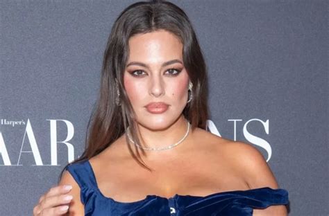 Le Mannequin Ashley Graham Est Venue La Soir E Sans Jupe Et A Montr