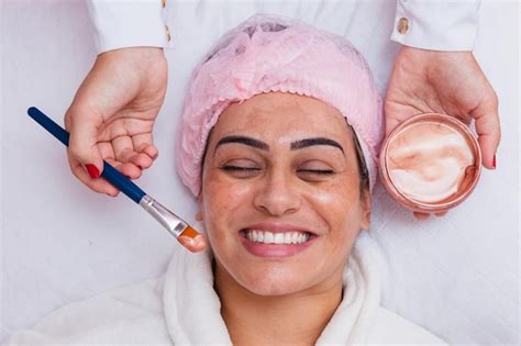 Aplica O De Creme De M Scara Facial Em Paciente Melasma Para