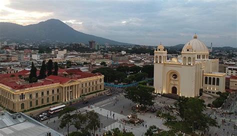 Esta es una vista aérea de el centro histórico de San Salvador es El