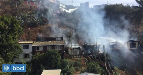 Incendio En Cerro De Valpara So Afect A Tres Viviendas Y Dej Al Menos