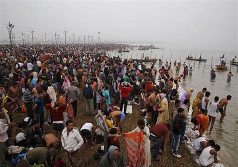 Over Lakh Take Dip At Sangam On Makar Sankranti In Allahabad India Tv