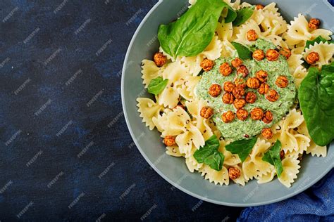 Free Photo Vegan Farfalle Pasta With Spinach Sauce With Fried Chickpeas