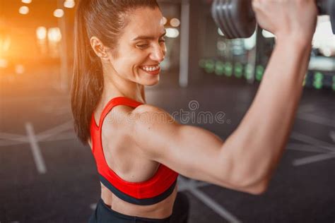 Entrenamiento Alegre De La Mujer Con Pesa De Gimnasia Foto De Archivo