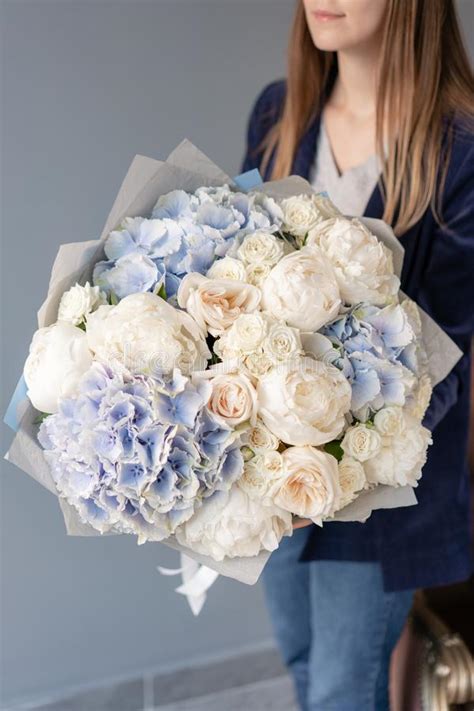 Hermoso Ramo De Flores Mezcladas En Mano De Mujer Concepto De Tienda