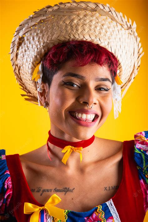 Retrato Vertical Mulher Brasileira Em Roupas De Festa Junina Arraial