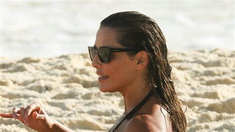 Deborah Secco Surge Biqu Ni M Nimo Ao Renovar O Bronzeado Ao Ar Livre