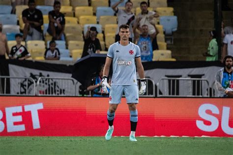 Defesas L O Jardim Goleiro Do Vasco Recebe Nota Contra O