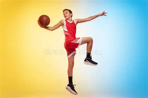 Retrato De Longitud Completa De Un Joven Jugador De Baloncesto Con Bola