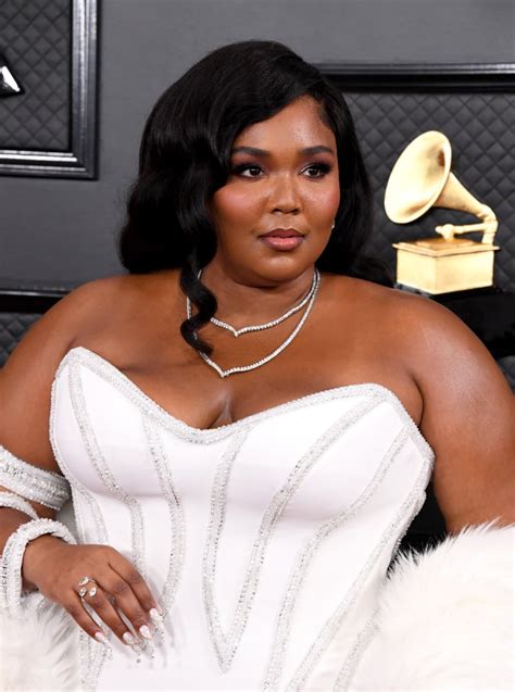 Lizzo S Nail Art At The 2020 Grammys Lizzo S White Diamond Nail Art At The Grammys 2020