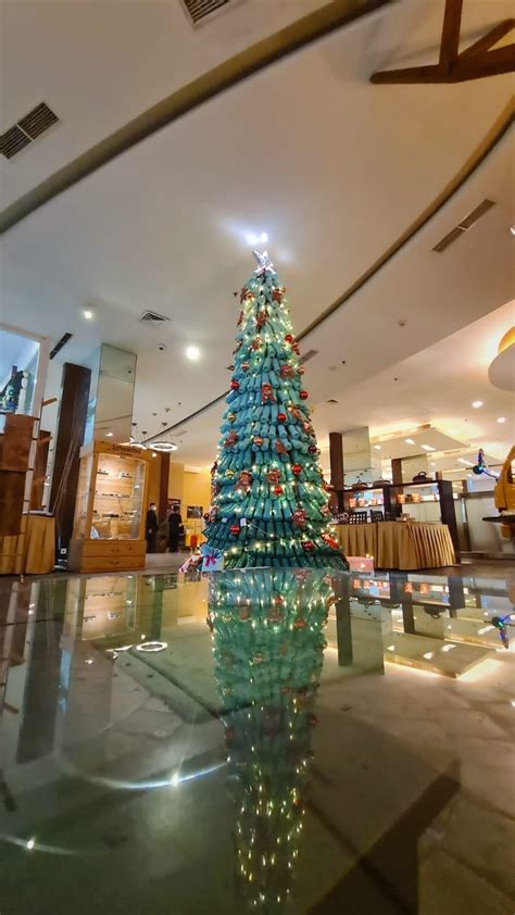 Hotel Mercure Surabaya Grand Mirama Hadirkan Pohon Natal Dari Botol