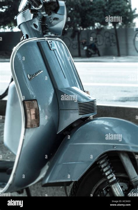 Un Vieux Scooter Vespa Garé Le Long De La Route Une Véritable Icône Du